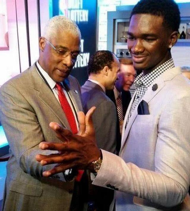 莫耶斯：纽卡防守稳固&反击迅猛，他们确实比埃弗顿强得多（莫耶斯：纽卡后防扎实、反击凌厉，整体实力明显强于埃弗顿）