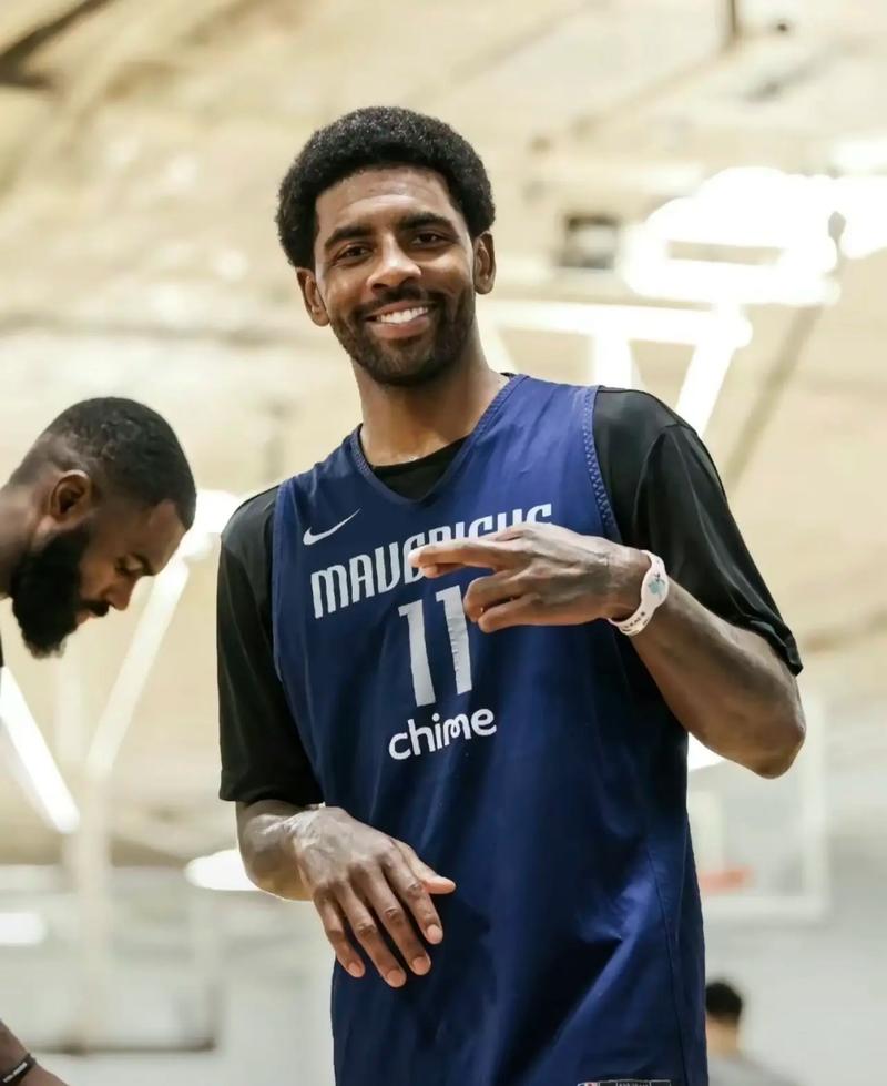 在与新西兰女足的友谊赛中，克尔受邀在一位球迷的孕肚上签名（友谊赛对阵新西兰女足，克尔受邀为球迷孕肚签名）