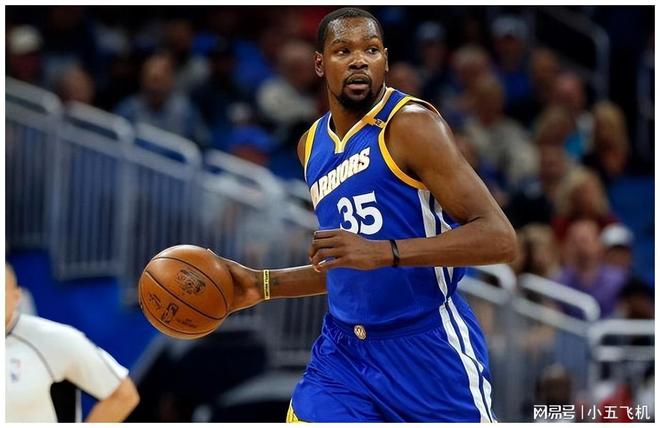 球迷：这球不进都对不起场地（球迷感叹：不进都对不起这草皮）