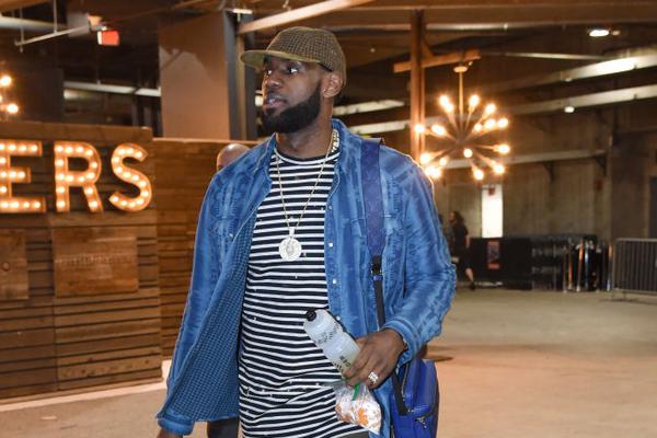 里程碑！德里克·怀特命中职业生涯第1000记三分（生涯里程碑！德里克·怀特投进第1000个三分球）