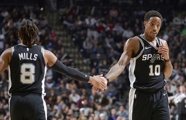 曼晚：曼联可在冬窗尝试引进托尼，他与姆伯莫配合默契（曼晚：曼联冬窗或尝试签下托尼，其与姆伯莫配合默契）