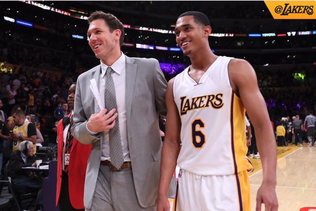 里夫斯：我和浓眉的感情很深，他是我能走到今天的重要原因（里夫斯：我与浓眉情谊深厚，他是我走到今天的关键因素）