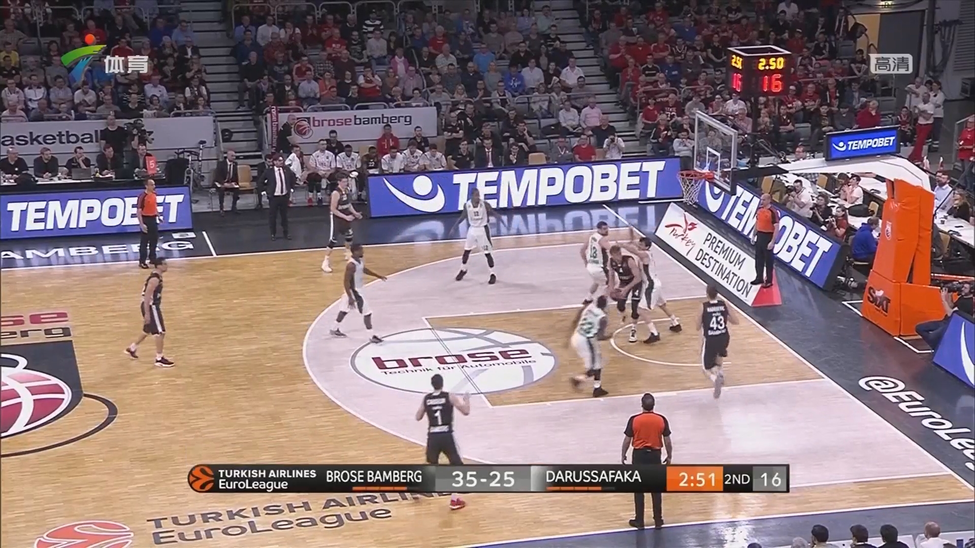 尤文全队和球迷一起出现在登机口，斯帕莱蒂和球迷们友好互动（尤文全队与球迷同现登机口，斯帕莱蒂亲切互动）