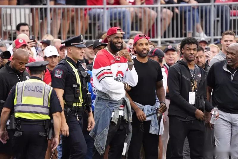 追星现场？这才是真正的双向奔赴！残特奥会赛场上，观众围着运动员们要签名！（这才是双向奔赴！残特奥会赛场成“追星”现场，观众争相向运动员要签名）