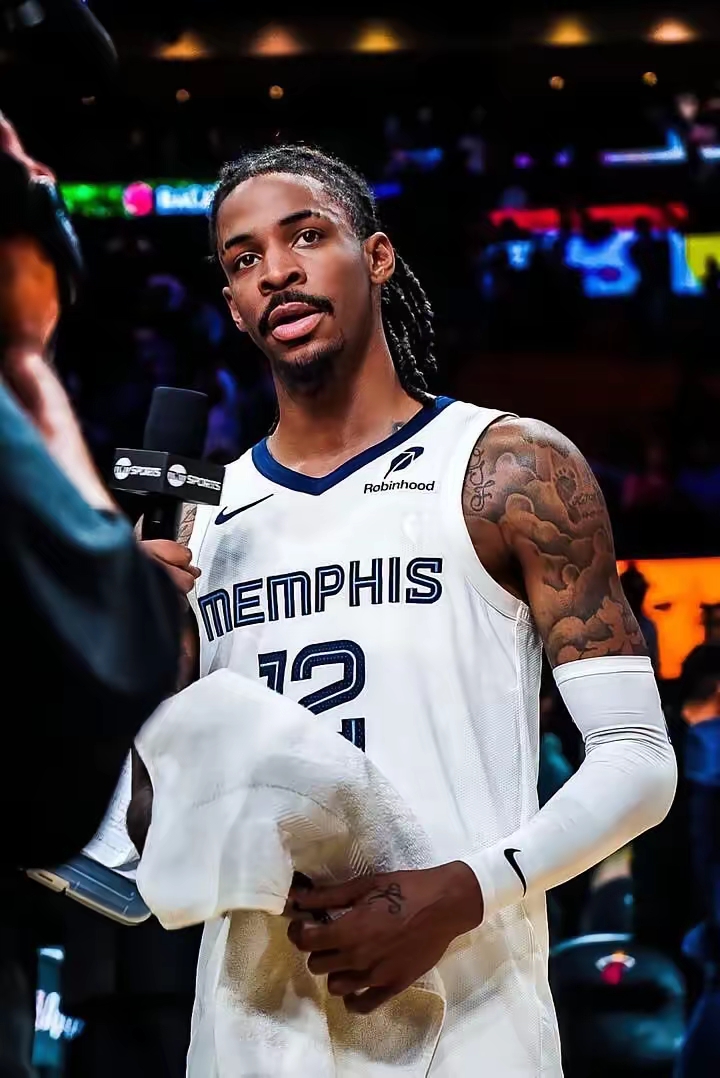 记者：上海申花5名外援以及谢鹏飞和戴伟浚随队出征亚冠客场（记者：申花五外援携谢鹏飞、戴伟浚随队奔赴亚冠客场）