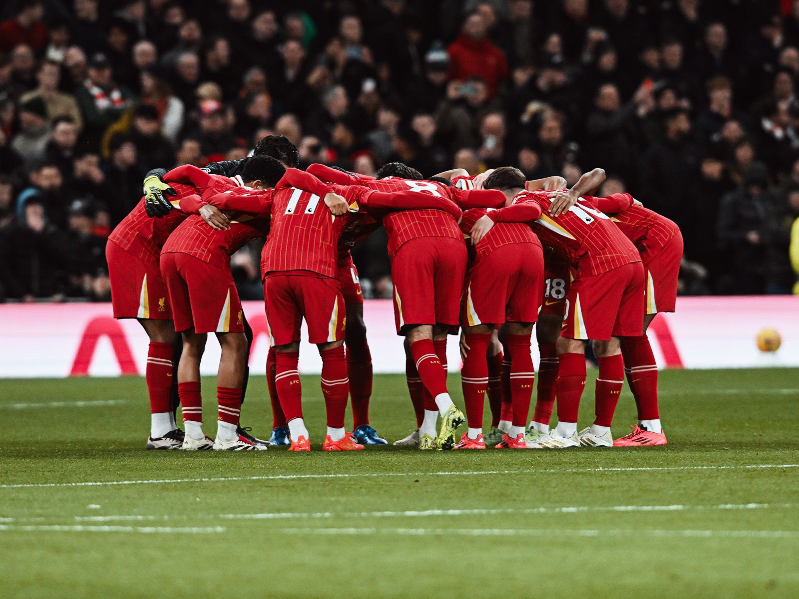 詹皇首秀：姆博莫曼联生涯首场比赛表现总结（姆博莫曼联首秀：首场比赛表现盘点）