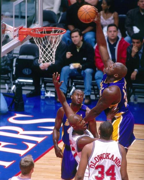 记者：阿隆索打破皇马传统，在自家训练基地进行欧冠赛前备战（记者称阿隆索打破皇马惯例，欧冠赛前改在自家基地备战）